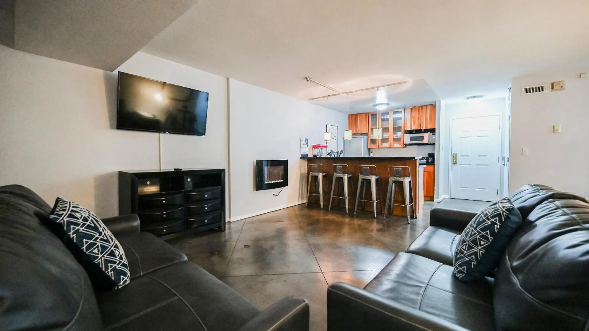 Stripviewsuites At Jockey Club Las Vegas