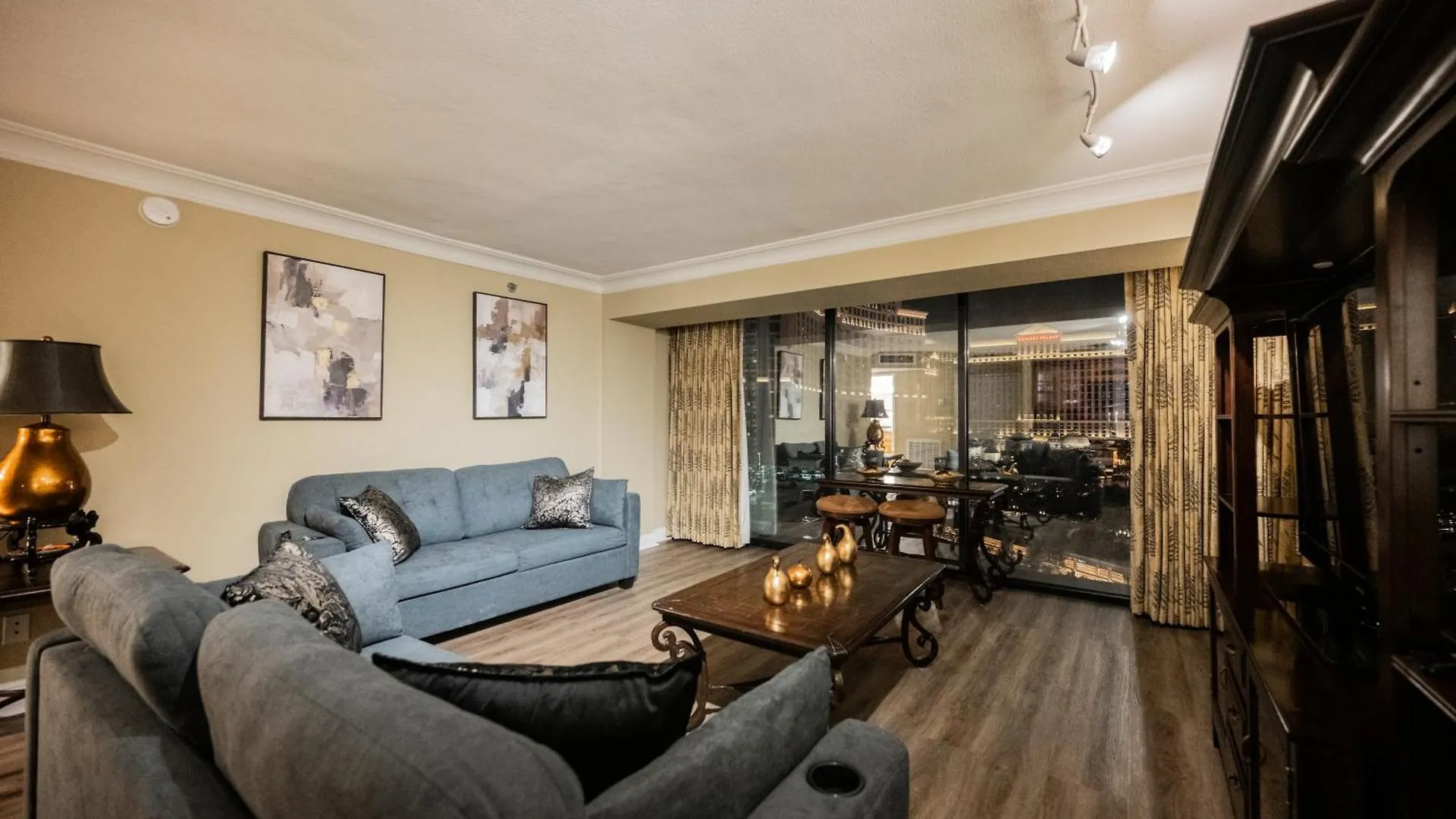 Stripviewsuites At Jockey Club Las Vegas